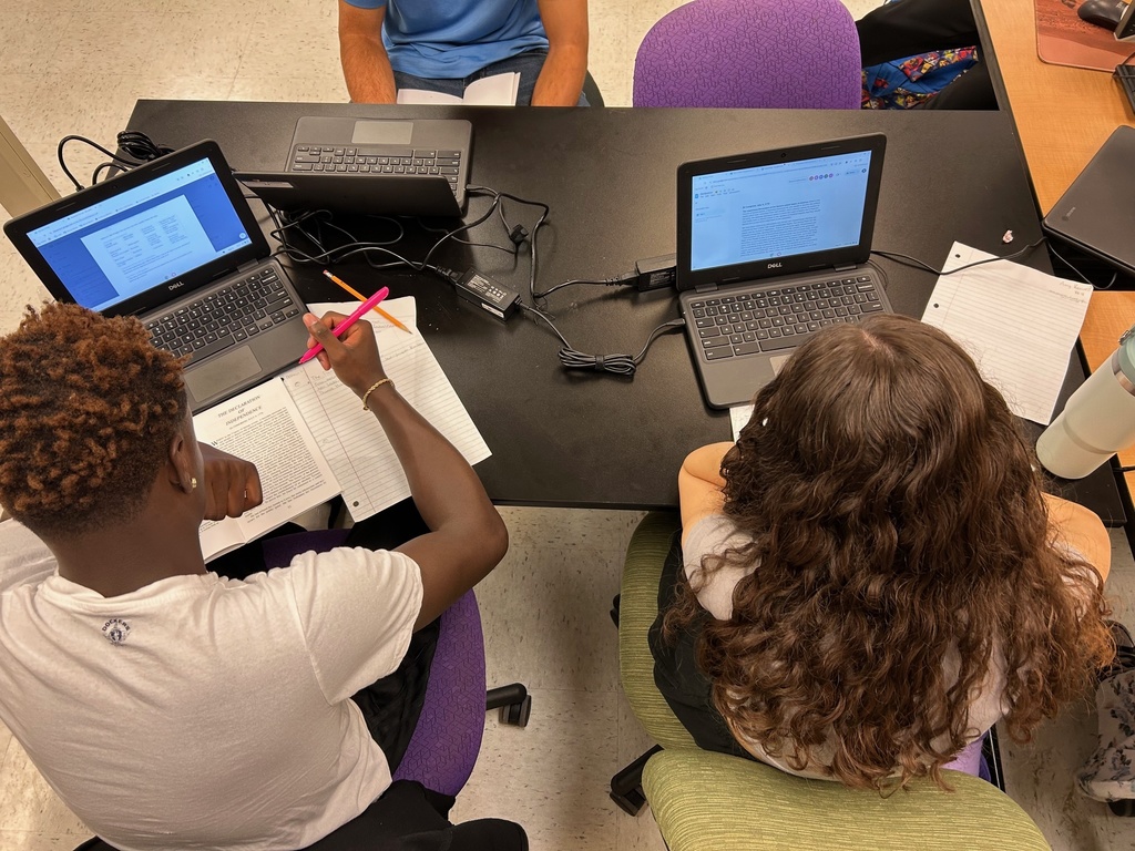 In Government and Government Honors, students took a deep dive into the Declaration of Independence and the Preamble to the Constitution. Working like historians, they identified influences from philosophers Locke, Hobbes, and Blackstone and examined evidence of the four theories of government formation. The class then engaged in discussion around the concepts of limited government and natural rights, connecting these ideas to the grievances the colonists expressed against the English Crown. A powerful way to see how philosophy shaped the foundation of our democracy!