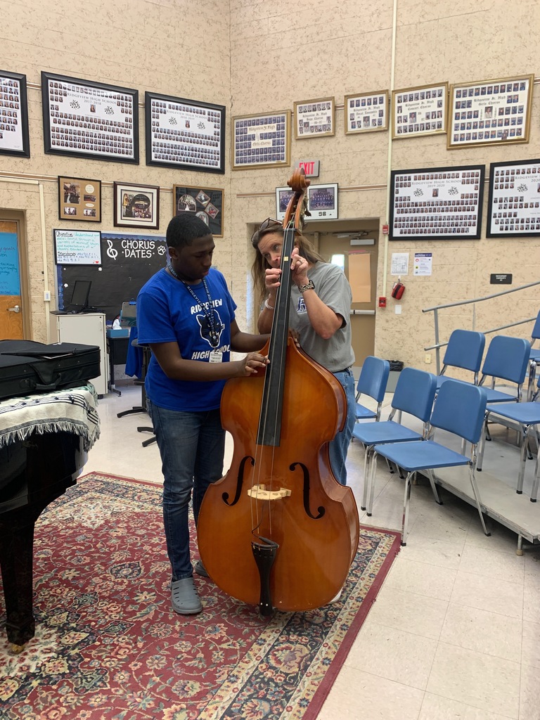 Our General Music students in Ms. Bice’s class had an exciting hands-on lesson learning about the double bass! Students got the chance to explore the instrument up close, discover how it produces sound, and even try out a few notes themselves. Hands-on experiences like these spark curiosity, build confidence, and make music come alive in the classroom.