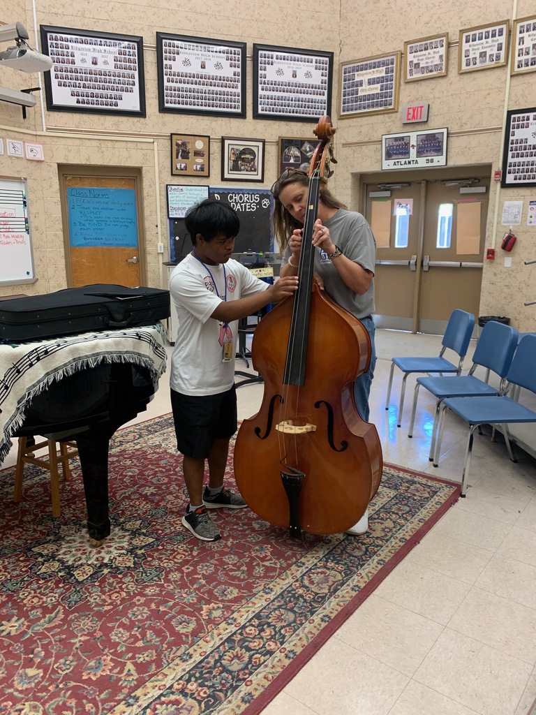 Our General Music students in Ms. Bice’s class had an exciting hands-on lesson learning about the double bass! Students got the chance to explore the instrument up close, discover how it produces sound, and even try out a few notes themselves. Hands-on experiences like these spark curiosity, build confidence, and make music come alive in the classroom.