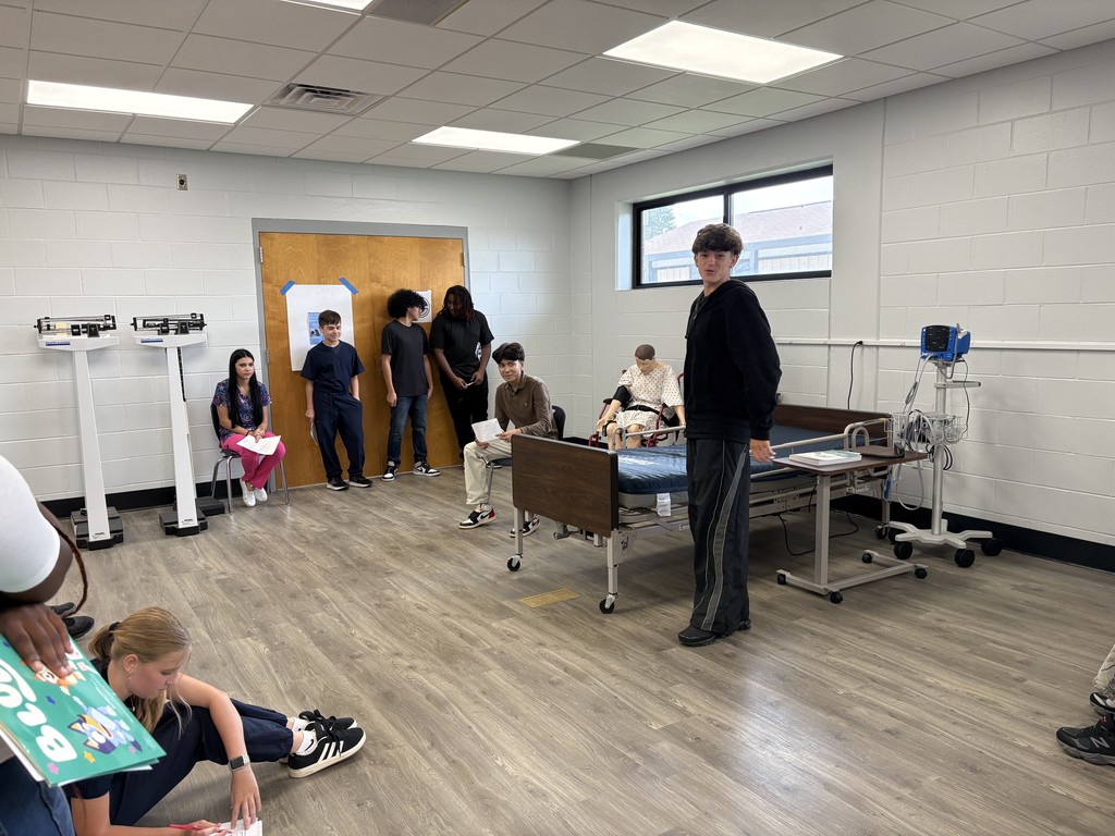 Ms. Johnson’s Medical Skills students brought their learning to life with skits demonstrating professional vs. unprofessional behavior in healthcare. Focusing on topics like confidentiality, body language, and appearance, students applied what they learned from Chapter 1—through class notes and a video on The Healthcare Worker—to highlight the importance of professionalism in the medical field.