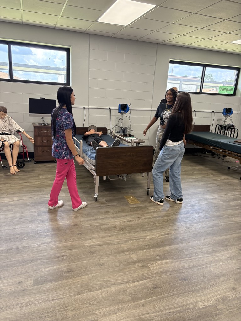 Ms. Johnson’s Medical Skills students brought their learning to life with skits demonstrating professional vs. unprofessional behavior in healthcare. Focusing on topics like confidentiality, body language, and appearance, students applied what they learned from Chapter 1—through class notes and a video on The Healthcare Worker—to highlight the importance of professionalism in the medical field.