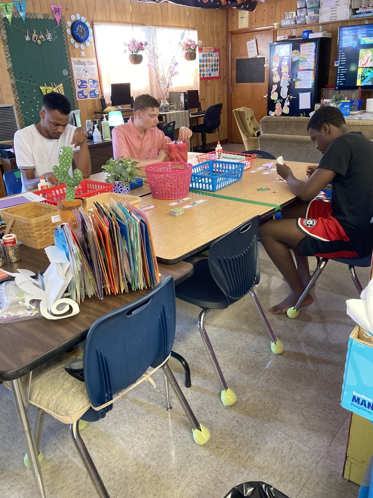 Last week, students in Ms. Sensenich’s class learned all about lizards and geckos before bringing their new knowledge to life through art! With focus and creativity, they worked step by step to design their own colorful creations. This activity allowed students to connect science and art while practicing important skills such as following directions, building fine motor strength, and expressing ideas in a hands-on way. 