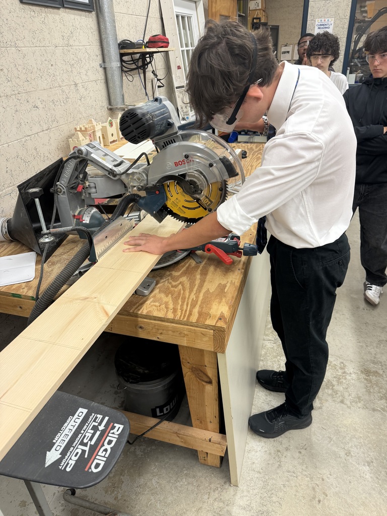 Carpentry cutting a piece of wood.