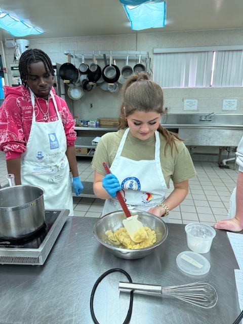 Last week, Ms. LaPierre’s Culinary 2 students showcased their pastry skills by creating delicious cream puffs from scratch! On day one, students prepared a traditional pâte à choux, then returned the next day to make rich pastry cream to fill their puffs. To top it all off, many added a finishing touch of chocolate drizzle for extra flair. A perfect blend of creativity, technique, and teamwork—way to go, Panthers!
