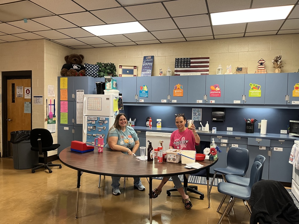 Ms. O’Neal’s students ended the week with a fun and engaging hands-on lesson at “O’Neal’s Ice Cream Shop.” Students selected items from a menu, calculated costs, ensured they had enough money, and determined how much change they should receive. Ms. O’Neal played the role of the waitress, encouraging students to use eye contact and clear communication to place their orders, while Mrs. S served as the cashier and Mrs. Valerie provided “service with a smile.” 🍦 The students loved this interactive lesson that blended math and social skills — real-world learning they can use out in the community.