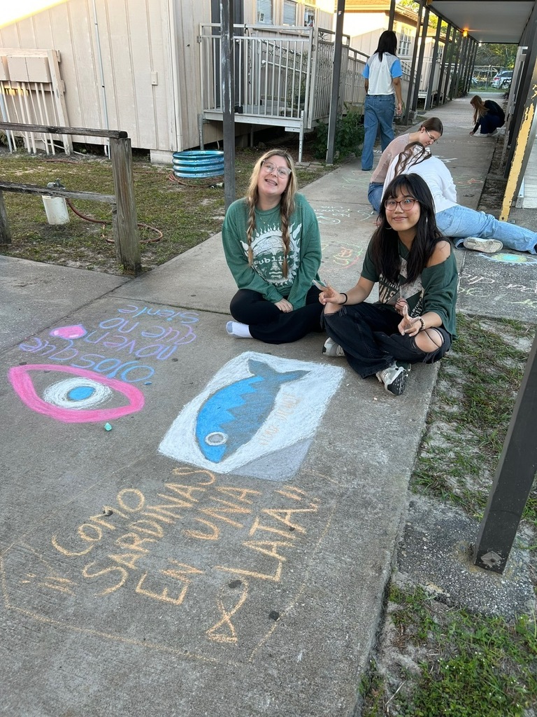 Bringing Language to Life Our IB Spanish B Seniors put their creativity and language skills on full display as they decorated the walkway with vibrant artwork and some of their favorite Spanish idiomatic expressions! This colorful display not only showcases their artistic talents but also celebrates the richness and beauty of the Spanish language. We love seeing our Panthers bring learning to life in such meaningful and expressive ways!