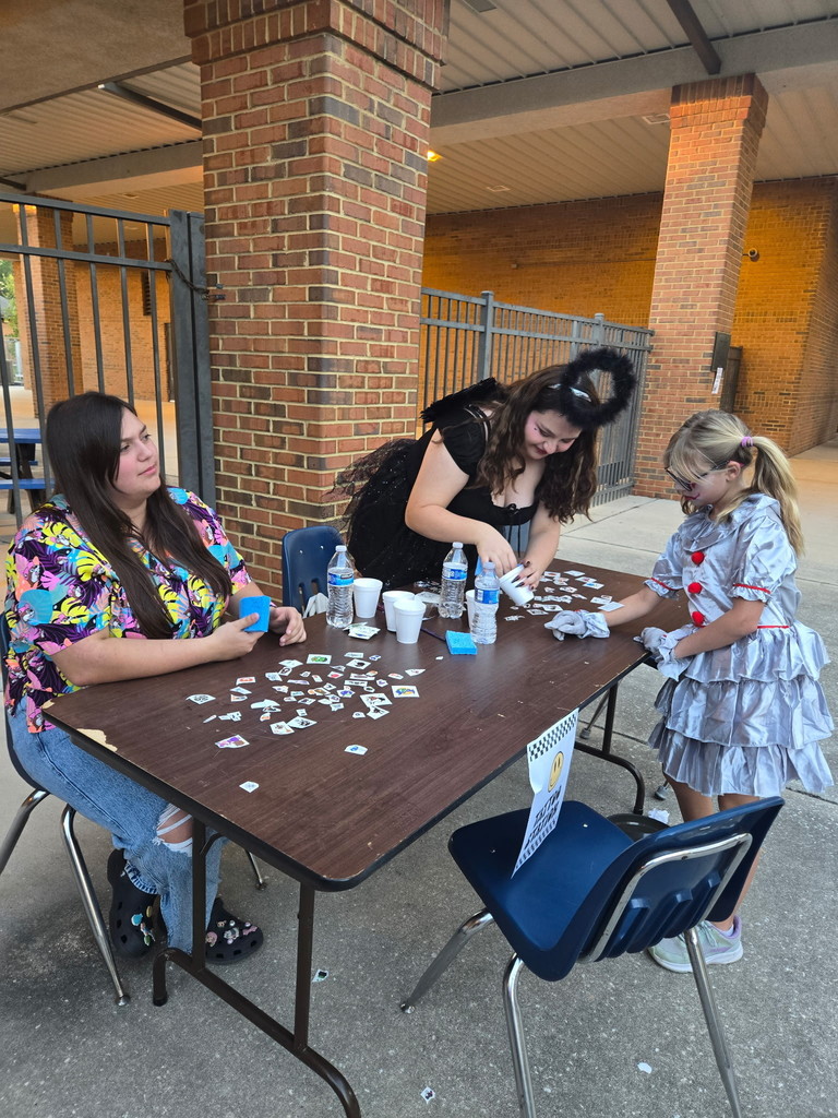 A big shoutout to our amazing Ridgeview High students who volunteered at one of our outstanding feeder schools, Tynes Elementary, for their annual Fall Fest! Our students helped make the event a huge success by assisting with games, activities, and spreading plenty of Panther spirit throughout the evening.  We’re so proud of their willingness to give back and support our younger Panthers — this is what community and leadership look like! 💙🐾