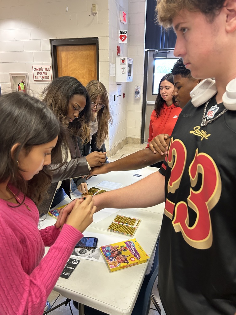 Yesterday during lunches, our Multicultural Club set up a special Día de los Muertos face painting table in the cafeteria! Students shared the cultural significance of this tradition by offering traditional face paint designs and explaining the meanings behind them — honoring loved ones and celebrating the beauty of life and remembrance. 💐🎨 It was a wonderful opportunity for students to learn, connect, and celebrate cultural traditions together. 💙
