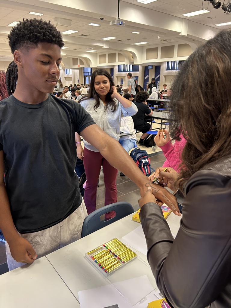 Yesterday during lunches, our Multicultural Club set up a special Día de los Muertos face painting table in the cafeteria! Students shared the cultural significance of this tradition by offering traditional face paint designs and explaining the meanings behind them — honoring loved ones and celebrating the beauty of life and remembrance. 💐🎨 It was a wonderful opportunity for students to learn, connect, and celebrate cultural traditions together. 💙