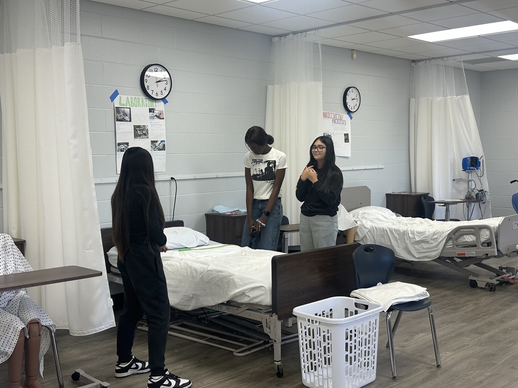 Ms. Colón’s Medical Skills class focused on the fundamentals of patient care by learning how to properly make a hospital bed for an unoccupied bed. Students explored the importance of maintaining clean, wrinkle-free sheets to promote patient comfort and uphold professional healthcare standards.