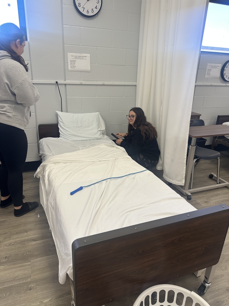 Ms. Colón’s Medical Skills class focused on the fundamentals of patient care by learning how to properly make a hospital bed for an unoccupied bed. Students explored the importance of maintaining clean, wrinkle-free sheets to promote patient comfort and uphold professional healthcare standards.