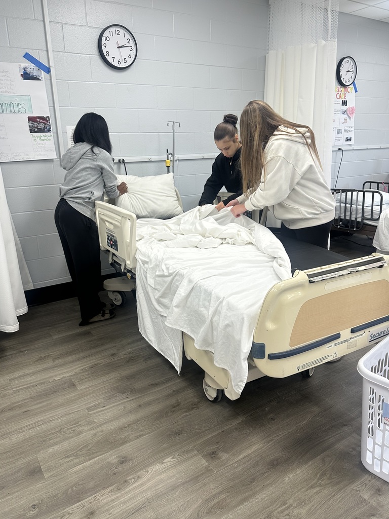 Ms. Colón’s Medical Skills class focused on the fundamentals of patient care by learning how to properly make a hospital bed for an unoccupied bed. Students explored the importance of maintaining clean, wrinkle-free sheets to promote patient comfort and uphold professional healthcare standards.