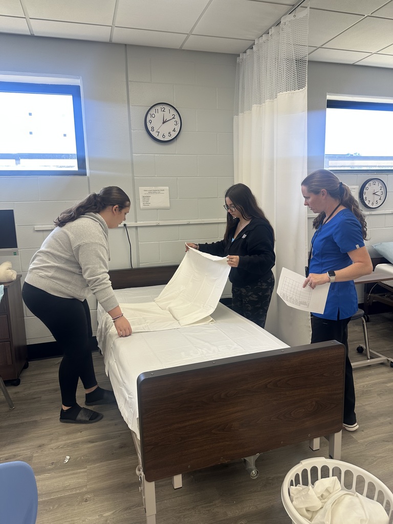 Ms. Colón’s Medical Skills class focused on the fundamentals of patient care by learning how to properly make a hospital bed for an unoccupied bed. Students explored the importance of maintaining clean, wrinkle-free sheets to promote patient comfort and uphold professional healthcare standards.