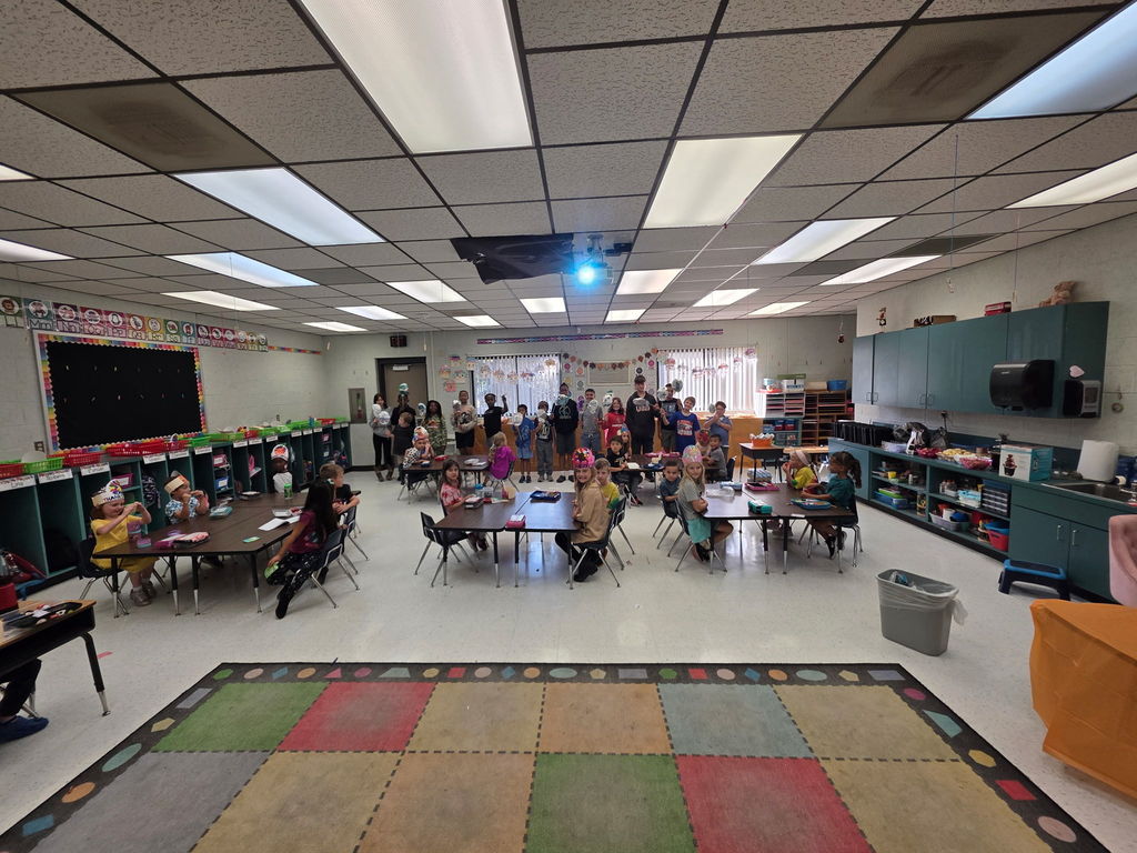 🎈🦃 Parade Alert! 🦃🎈 Mrs. McKenzie, Mrs. Terry, and Mrs. Morgan’s class kicked off the Thanksgiving spirit by hosting their very own Macy’s Day Thanksgiving Parade! Our mini-Manatee balloon handlers marched their creations straight to the front office to share the fun! 🎉💛
