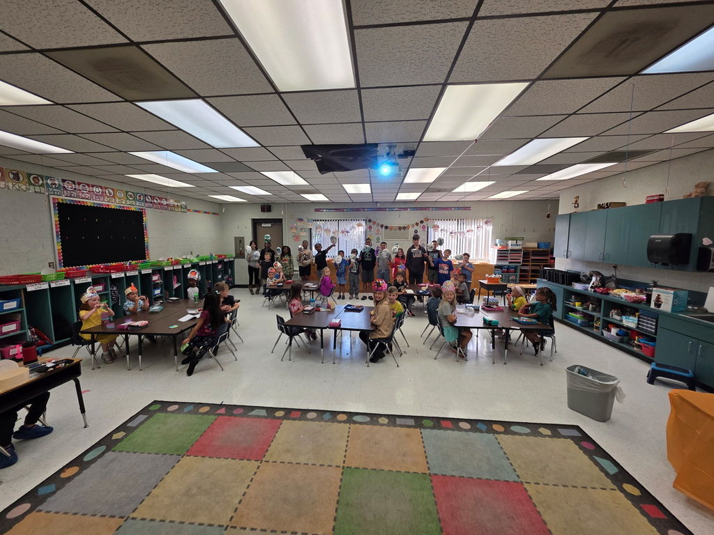 🎈🦃 Parade Alert! 🦃🎈 Mrs. McKenzie, Mrs. Terry, and Mrs. Morgan’s class kicked off the Thanksgiving spirit by hosting their very own Macy’s Day Thanksgiving Parade! Our mini-Manatee balloon handlers marched their creations straight to the front office to share the fun! 🎉💛