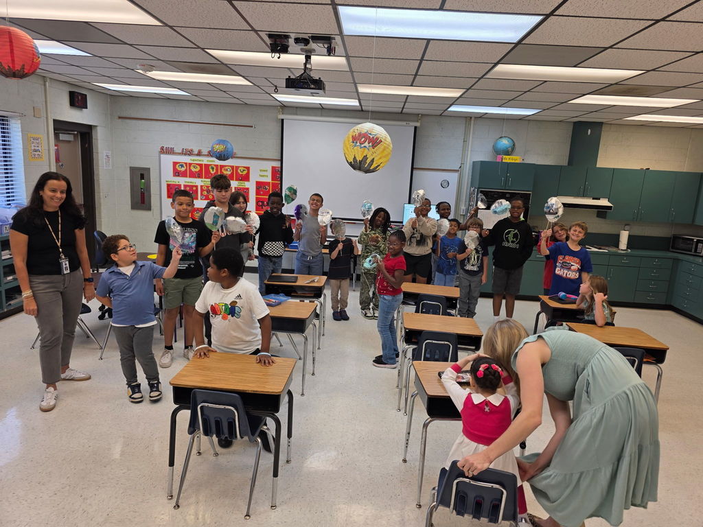 🎈🦃 Parade Alert! 🦃🎈 Mrs. McKenzie, Mrs. Terry, and Mrs. Morgan’s class kicked off the Thanksgiving spirit by hosting their very own Macy’s Day Thanksgiving Parade! Our mini-Manatee balloon handlers marched their creations straight to the front office to share the fun! 🎉💛