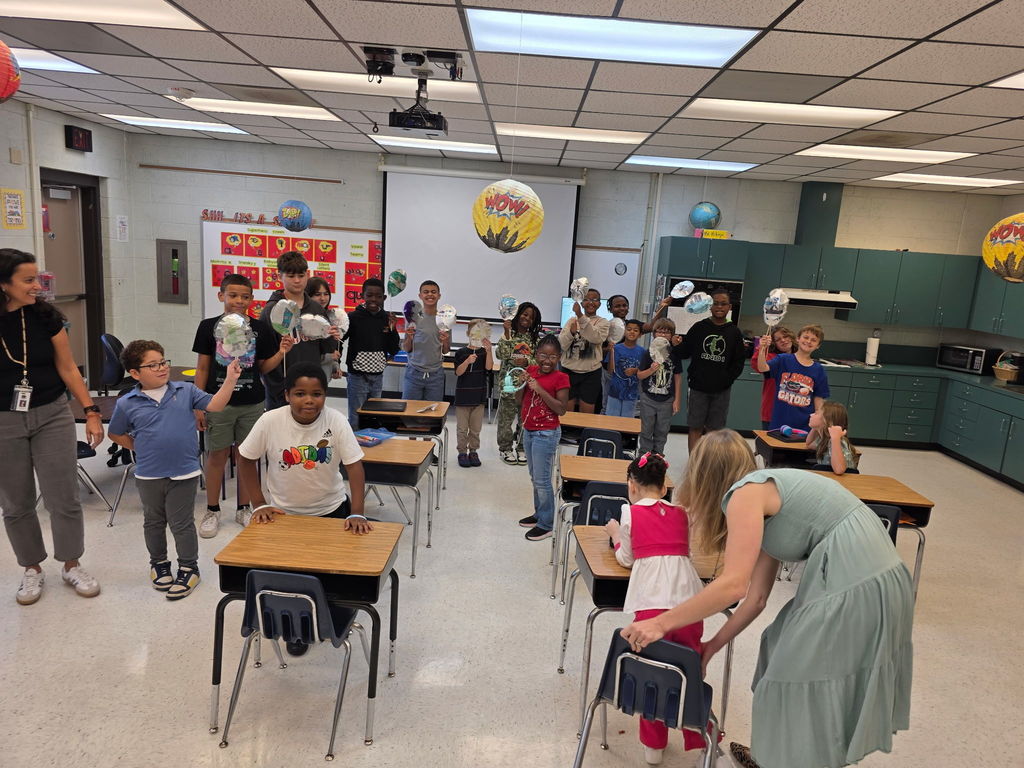 🎈🦃 Parade Alert! 🦃🎈 Mrs. McKenzie, Mrs. Terry, and Mrs. Morgan’s class kicked off the Thanksgiving spirit by hosting their very own Macy’s Day Thanksgiving Parade! Our mini-Manatee balloon handlers marched their creations straight to the front office to share the fun! 🎉💛