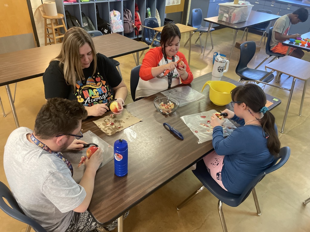 Ms. B.’s Unique Skills students rolled up their sleeves and joined the fun in the kitchen as they prepared delicious homemade apple pies! Students practiced peeling, slicing, and measuring while building real-life cooking and fine motor skills, and of course, enjoying every moment of the pie-making experience.