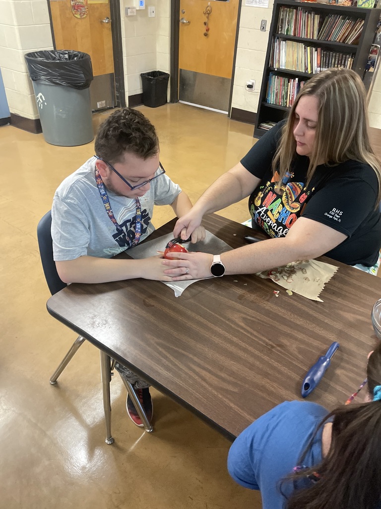 Ms. B.’s Unique Skills students rolled up their sleeves and joined the fun in the kitchen as they prepared delicious homemade apple pies! Students practiced peeling, slicing, and measuring while building real-life cooking and fine motor skills, and of course, enjoying every moment of the pie-making experience.