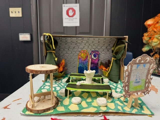 Before the Thanksgiving break, Ms. Wilson’s Technical Theatre 1 students took a deep dive into the world of set design. Working in pairs, they followed the professional formula, starting with research and mood boards, to bring a Thanksgiving-themed prompt to life! The final result? These incredible mini models. We are so impressed by their attention to detail and design skills. Way to go, designers!