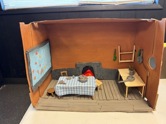 Before the Thanksgiving break, Ms. Wilson’s Technical Theatre 1 students took a deep dive into the world of set design. Working in pairs, they followed the professional formula, starting with research and mood boards, to bring a Thanksgiving-themed prompt to life! The final result? These incredible mini models. We are so impressed by their attention to detail and design skills. Way to go, designers!