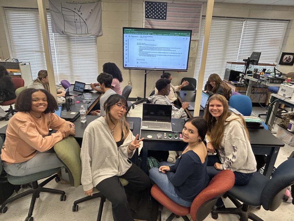 Before the Thanksgiving break, Ms. Wilson’s Technical Theatre 1 students took a deep dive into the world of set design. Working in pairs, they followed the professional formula, starting with research and mood boards, to bring a Thanksgiving-themed prompt to life! The final result? These incredible mini models. We are so impressed by their attention to detail and design skills. Way to go, designers! #PanthersRISE