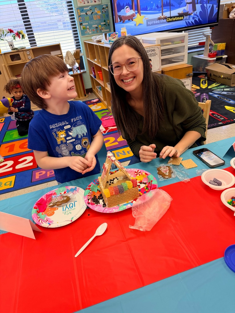 Our Little Paws students had a great time at their Gingerbread House Party, and we loved having parents join in the fun! Students and families worked together to decorate gingerbread houses, laugh, and enjoy some quality time on campus.  Thank you to our Little Paws families for coming out and making this a fun and memorable event for our youngest Panthers!
