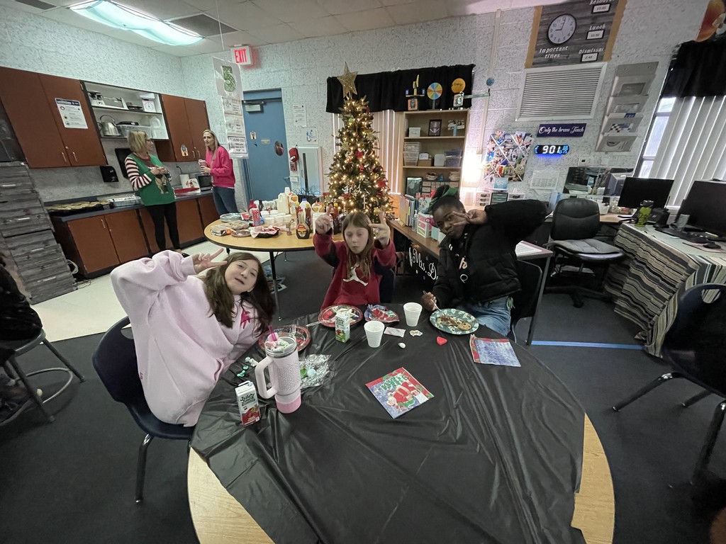 🥞🥓5th Grade Fun!🥓🥞 We had the best time at our Holiday Celebration with homemade pancakes!