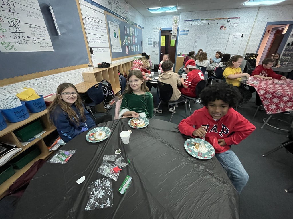 🥞🥓5th Grade Fun!🥓🥞 We had the best time at our Holiday Celebration with homemade pancakes!