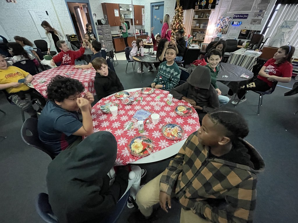 🥞🥓5th Grade Fun!🥓🥞 We had the best time at our Holiday Celebration with homemade pancakes!