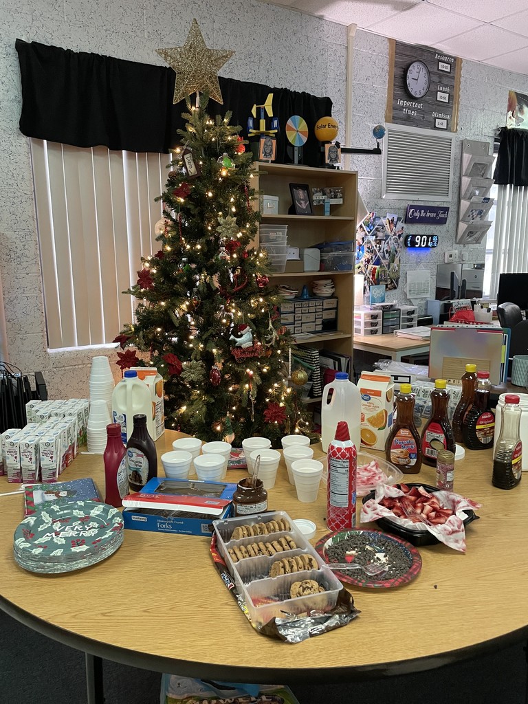 🥞🥓5th Grade Fun!🥓🥞 We had the best time at our Holiday Celebration with homemade pancakes!