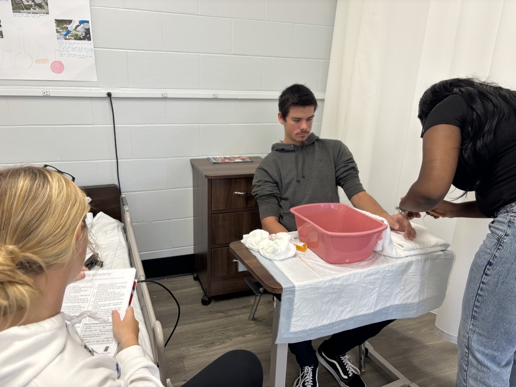 Our CNA seniors have spent the past few months rolling up their sleeves and mastering real-world healthcare skills. Through hands-on practice, they’re building confidence, professionalism, and a strong foundation for success in the medical field.