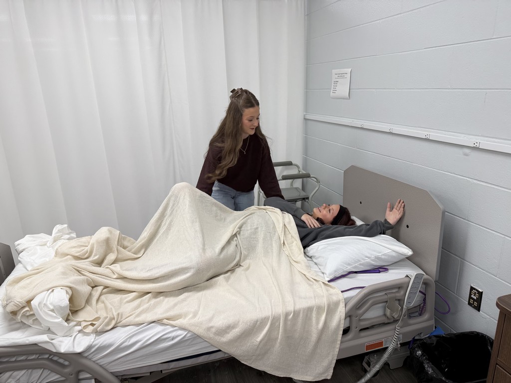 Our CNA seniors have spent the past few months rolling up their sleeves and mastering real-world healthcare skills. Through hands-on practice, they’re building confidence, professionalism, and a strong foundation for success in the medical field.