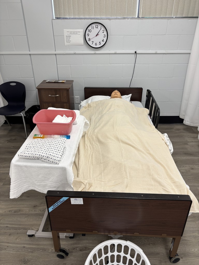 Our CNA seniors have spent the past few months rolling up their sleeves and mastering real-world healthcare skills. Through hands-on practice, they’re building confidence, professionalism, and a strong foundation for success in the medical field.