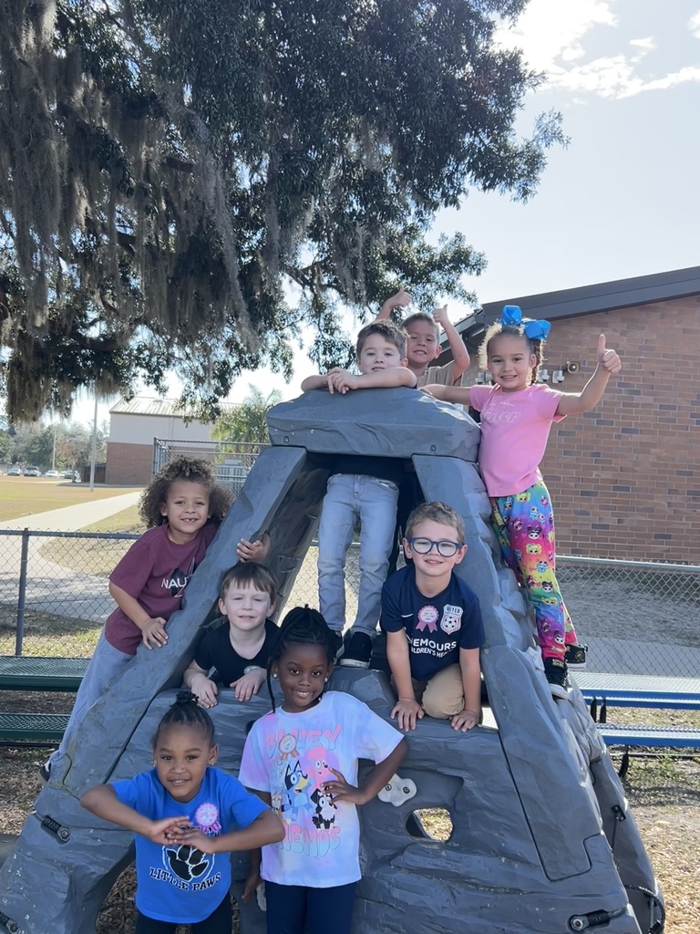 Our Little Paws, with the help and support of our Early Childhood Education Level 1 students, had a fantastic time celebrating the 100th day of school last Friday! Throughout the day, students rotated through several fun and engaging activities that combined counting, creativity, and hands-on learning, including building and sorting collections of 100 items, creating special crafts, and enjoying themed snacks. It was wonderful to see our older students modeling leadership and care while our youngest learners celebrated this milestone with big smiles, curiosity, and excitement. What a joyful day of learning and partnership! 