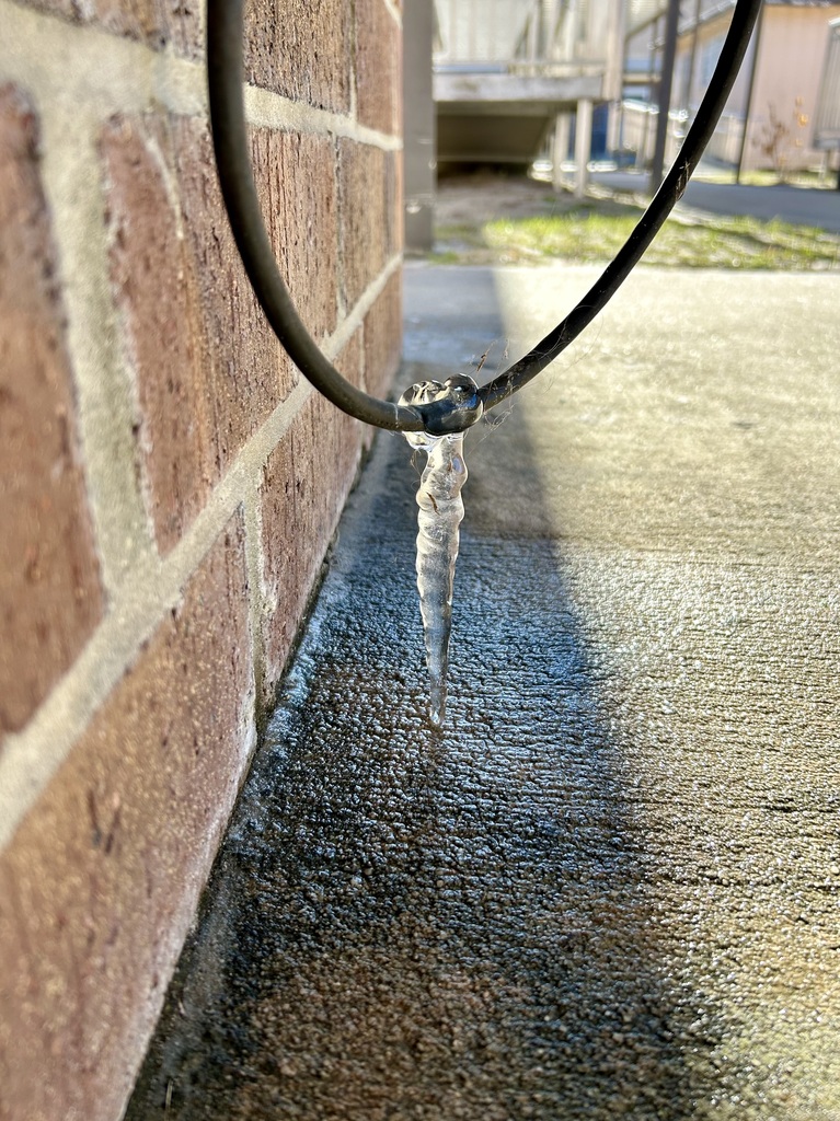 ❄️ When Florida Decides to Be Actually Cold ❄️  It is literally freezing outside at Ridgeview today! What started as a tiny water drop has slowly grown throughout the morning into this little icicle, quietly reminding us that winter showed up and meant business. 🥶❄️  A big thank you to Ms. Ryan for capturing this cool Ridgeview moment! Stay warm, Panthers—we don’t see this very often in Florida! 🐾