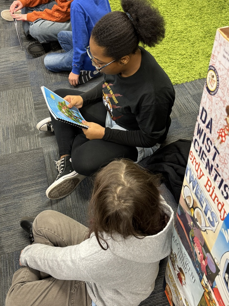 LAJ students read to LAE students. 