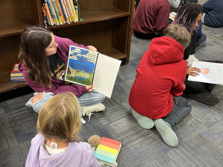 LAJ students read to LAE students. 