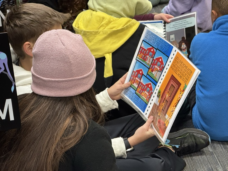 LAJ students read to LAE students. 