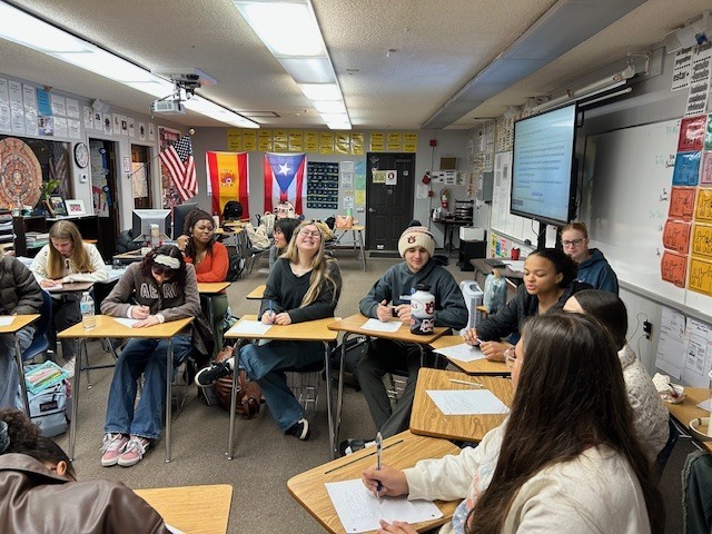 Ms. Correa’s IB Spanish B seniors strengthened their language proficiency skills as they prepared for their Internal Assessment by participating in a Socratic seminar. Students engaged in thoughtful, student-led discussions on current issues, including the use of AI in schools and the impact of misinformation in the media, demonstrating strong communication, critical thinking, and global awareness.