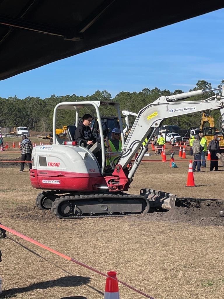 Last week, Ridgeview students attended Construction Career Days (CCD), where they participated in interactive Learning Labs with industry professionals, explored internship and career opportunities in the Career Center, and experienced hands-on demonstrations during the Equipment Experience, gaining valuable insight into careers within the construction industry.