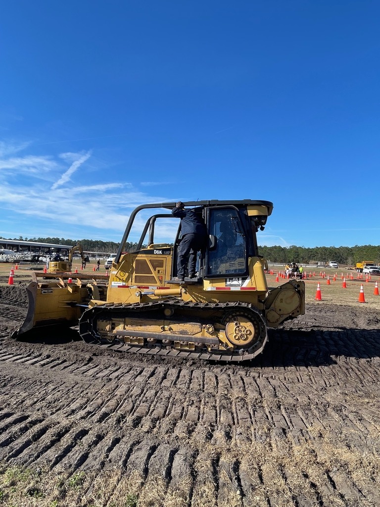 Last week, Ridgeview students attended Construction Career Days (CCD), where they participated in interactive Learning Labs with industry professionals, explored internship and career opportunities in the Career Center, and experienced hands-on demonstrations during the Equipment Experience, gaining valuable insight into careers within the construction industry.