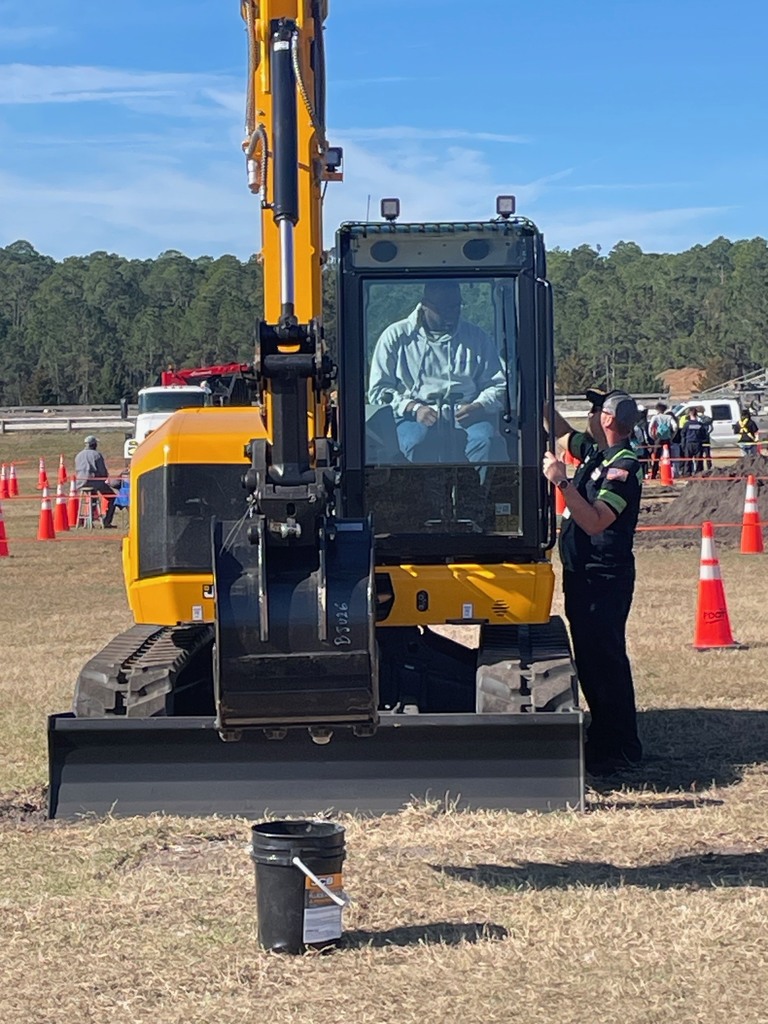 Last week, Ridgeview students attended Construction Career Days (CCD), where they participated in interactive Learning Labs with industry professionals, explored internship and career opportunities in the Career Center, and experienced hands-on demonstrations during the Equipment Experience, gaining valuable insight into careers within the construction industry.