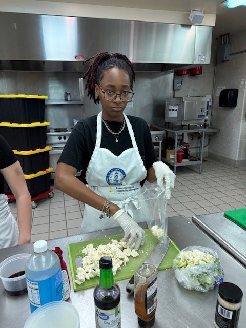 In Ms. LaPierre’s culinary class, students wrapped up their nutrition unit by exploring creative ways to make healthy substitutions in everyday meals. Using cauliflower as a nutritious alternative, students worked in groups to research recipes and prepare a variety of dishes, including pizza with cauliflower crust and baked cauliflower bites. Through collaboration and hands-on cooking, students discovered that healthy choices can also be delicious; many were pleasantly surprised by how much they enjoyed their creations!