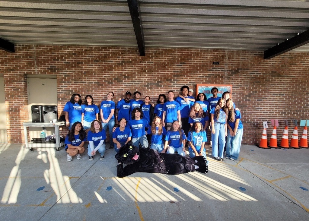 On Friday, our Senior Board brought the energy to Ridgeview Elementary for High Five Friday! They welcomed students with music, smiles, and plenty of high fives, creating a fun and positive start to the day. It was a great opportunity for our seniors to connect with our younger Panthers and spread school spirit throughout the morning.