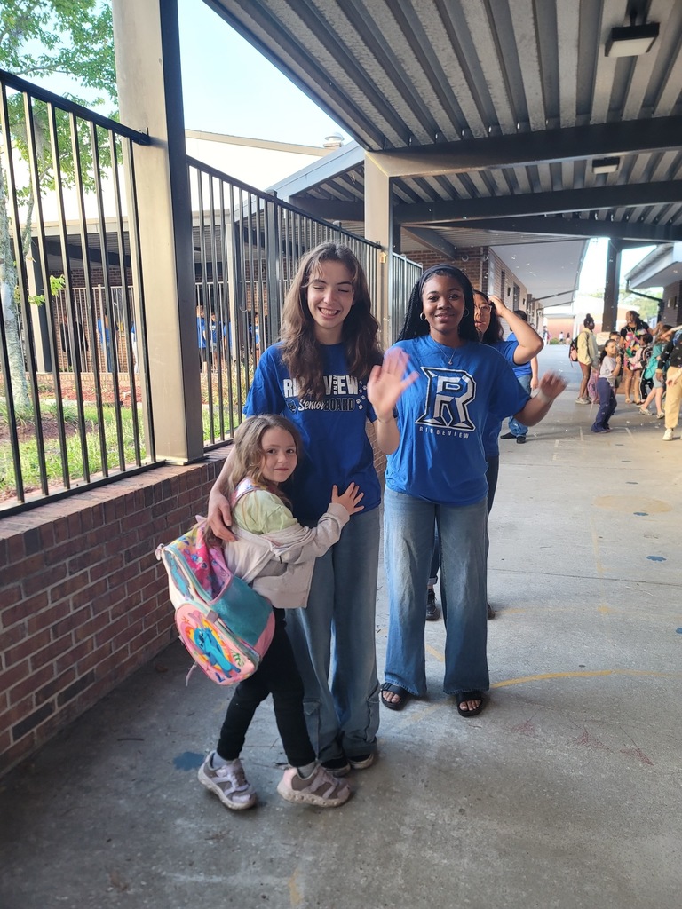 On Friday, our Senior Board brought the energy to Ridgeview Elementary for High Five Friday! They welcomed students with music, smiles, and plenty of high fives, creating a fun and positive start to the day. It was a great opportunity for our seniors to connect with our younger Panthers and spread school spirit throughout the morning.