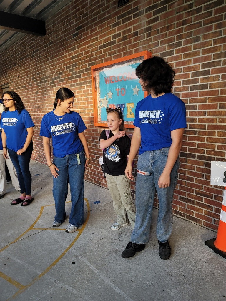 On Friday, our Senior Board brought the energy to Ridgeview Elementary for High Five Friday! They welcomed students with music, smiles, and plenty of high fives, creating a fun and positive start to the day. It was a great opportunity for our seniors to connect with our younger Panthers and spread school spirit throughout the morning.
