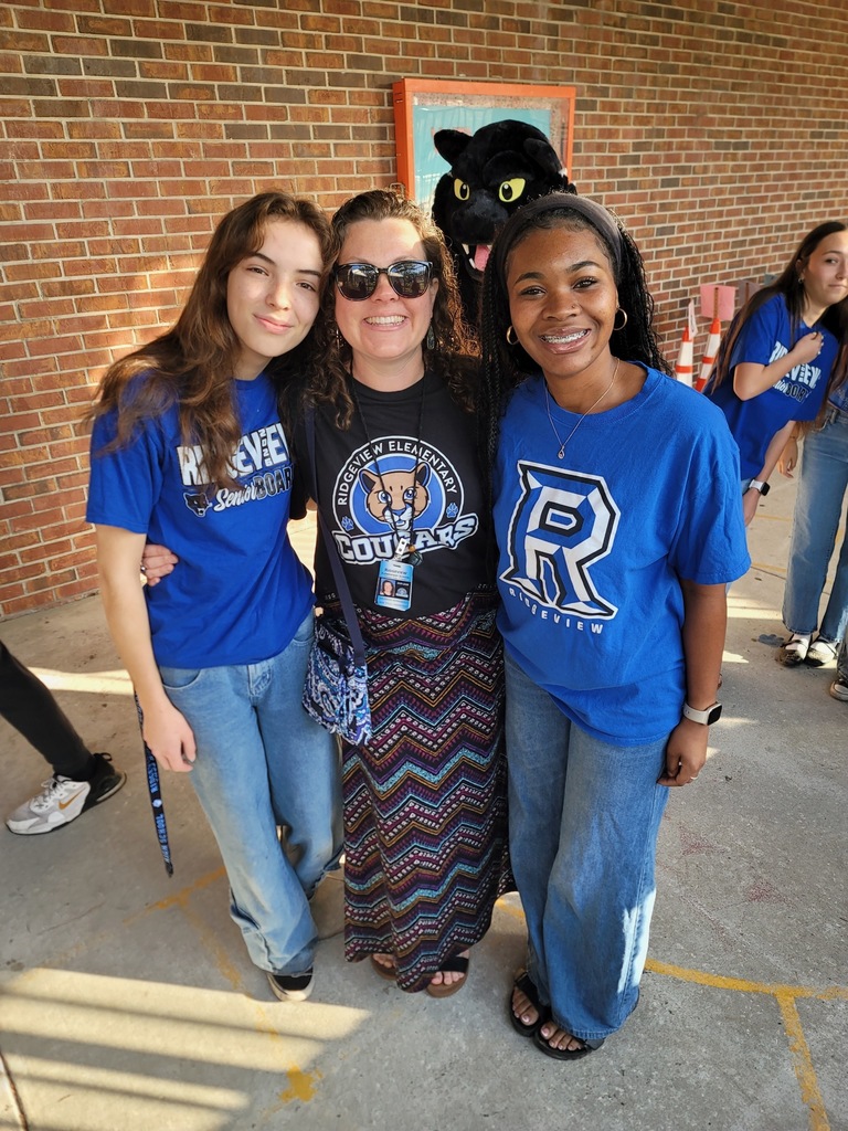 On Friday, our Senior Board brought the energy to Ridgeview Elementary for High Five Friday! They welcomed students with music, smiles, and plenty of high fives, creating a fun and positive start to the day. It was a great opportunity for our seniors to connect with our younger Panthers and spread school spirit throughout the morning.