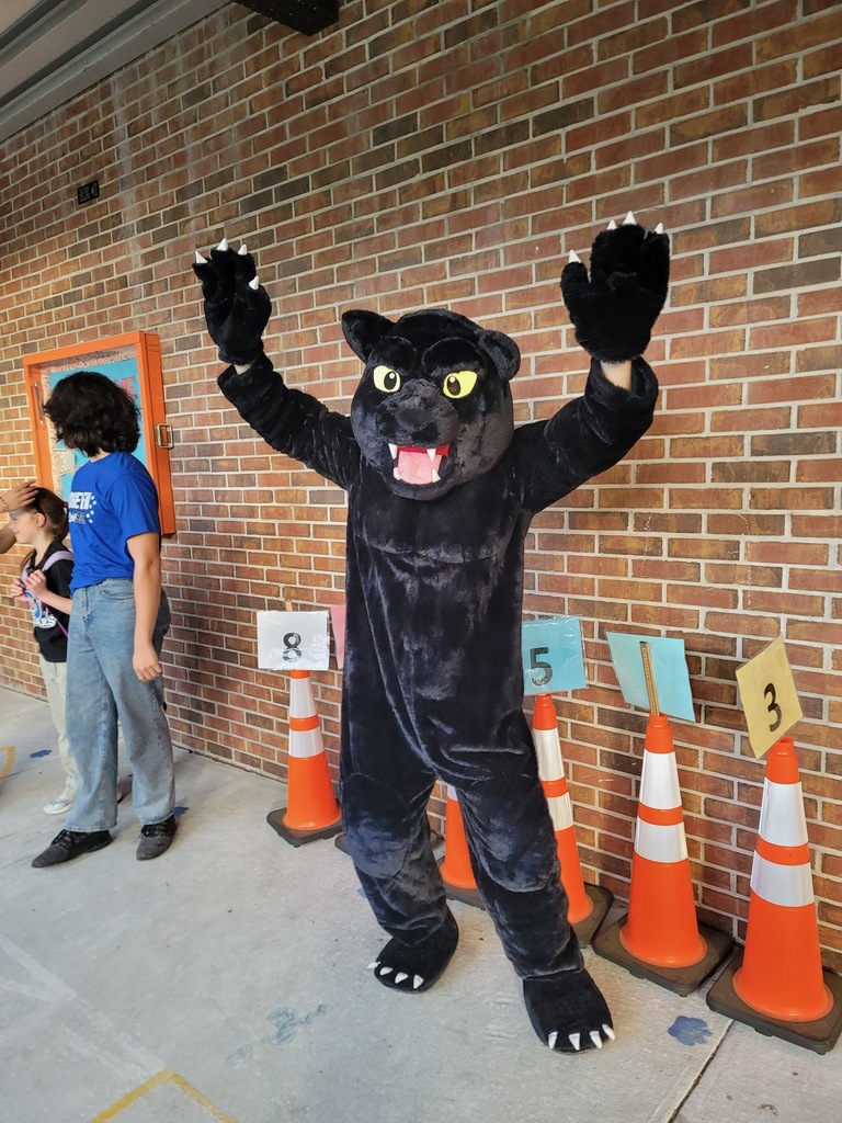 On Friday, our Senior Board brought the energy to Ridgeview Elementary for High Five Friday! They welcomed students with music, smiles, and plenty of high fives, creating a fun and positive start to the day. It was a great opportunity for our seniors to connect with our younger Panthers and spread school spirit throughout the morning.