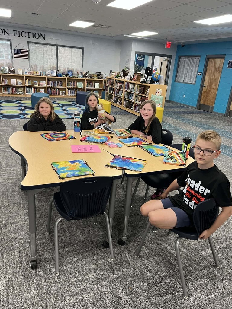📘🌞SSYRA Battle Teams🌞📘 These SPC Reader Leaders had their Battle of the Books Trivia competition this week and did a terrific job! So proud of how they represented our school and how hard they have worked to reach this goal.